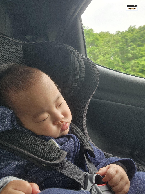 렌트카 차량에서 잠이든 10개월 아기의 모습