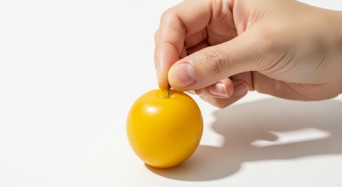 매실 꼭지를 손으로 제거하는 모습