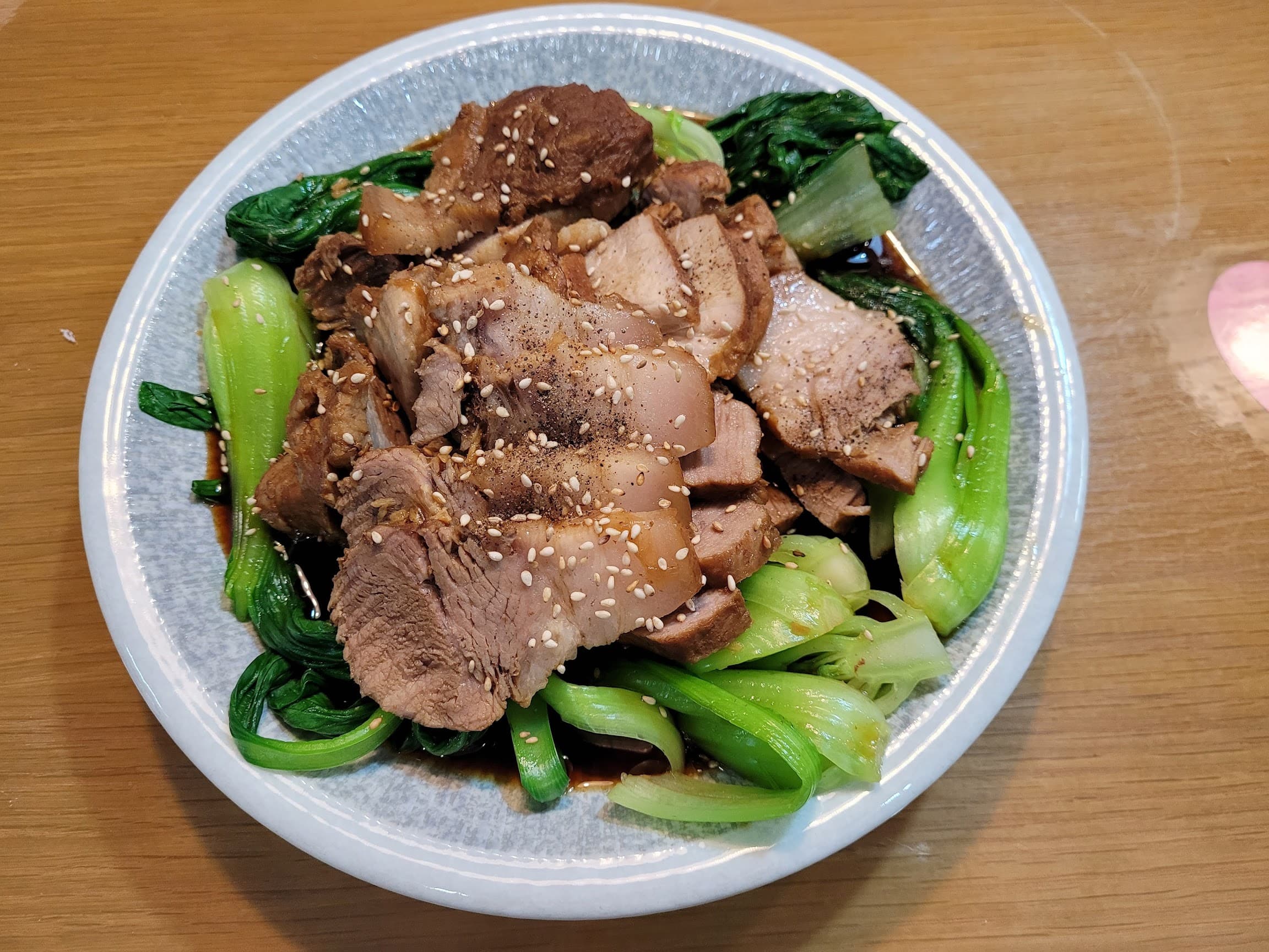 청경채 위에 조린 돼지고기가 올려진 모습