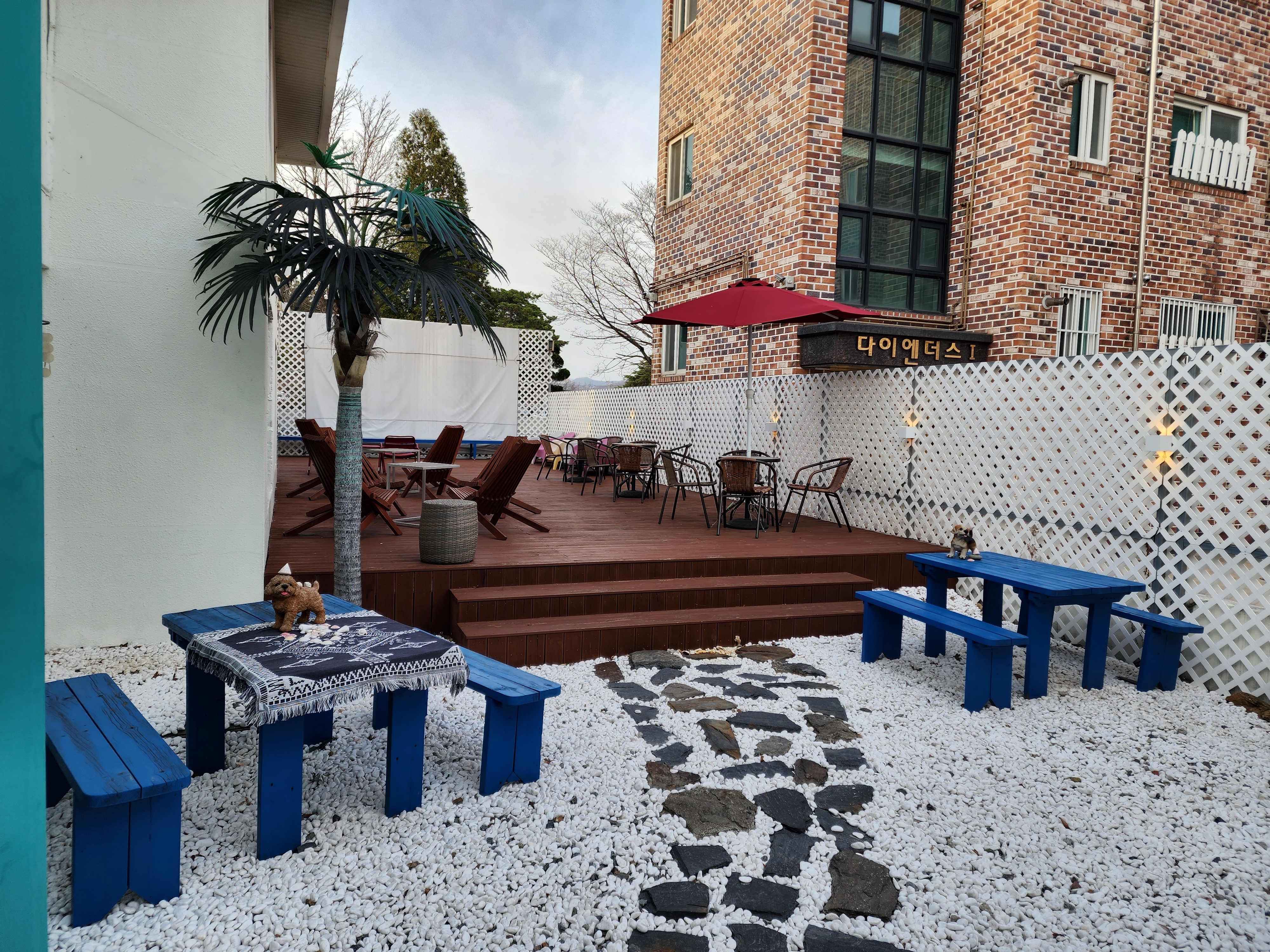 딜리포인트 카페 야외 테이블