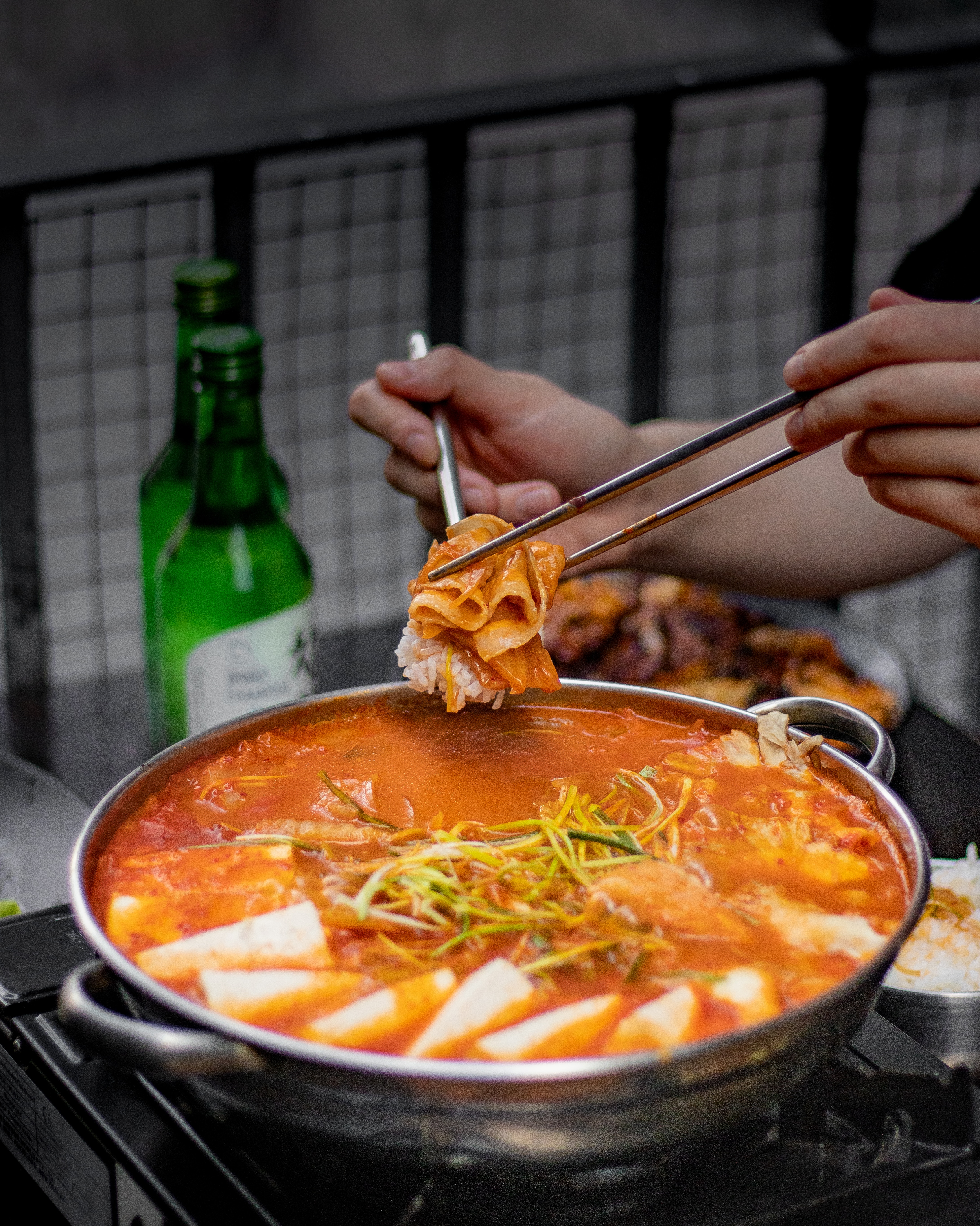돼지김치찌게에서 돼지고기를 건져서 먹고있다