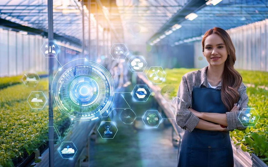 스마트팜에서 태블릿으로 농작물을 관리하는 청년 농업인