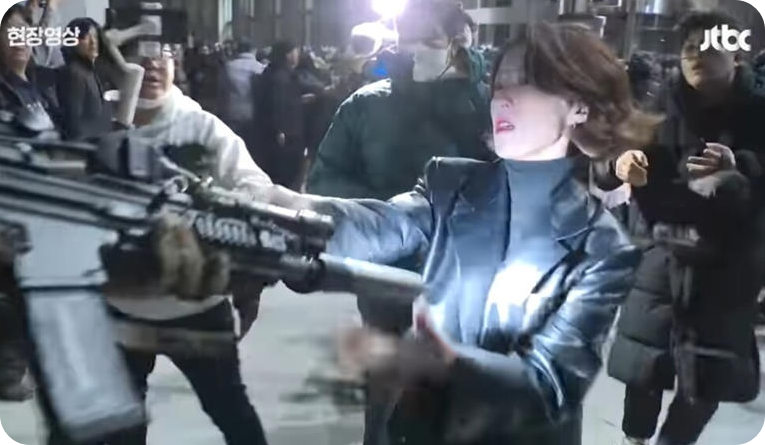 제이티비시(JTBC) 중계화면에 잡힌 안귀령 당시 더불어민주당 대변인. 계엄군이 든 총구를 손으로 막고 있다. 제이티비시 영상 갈무리