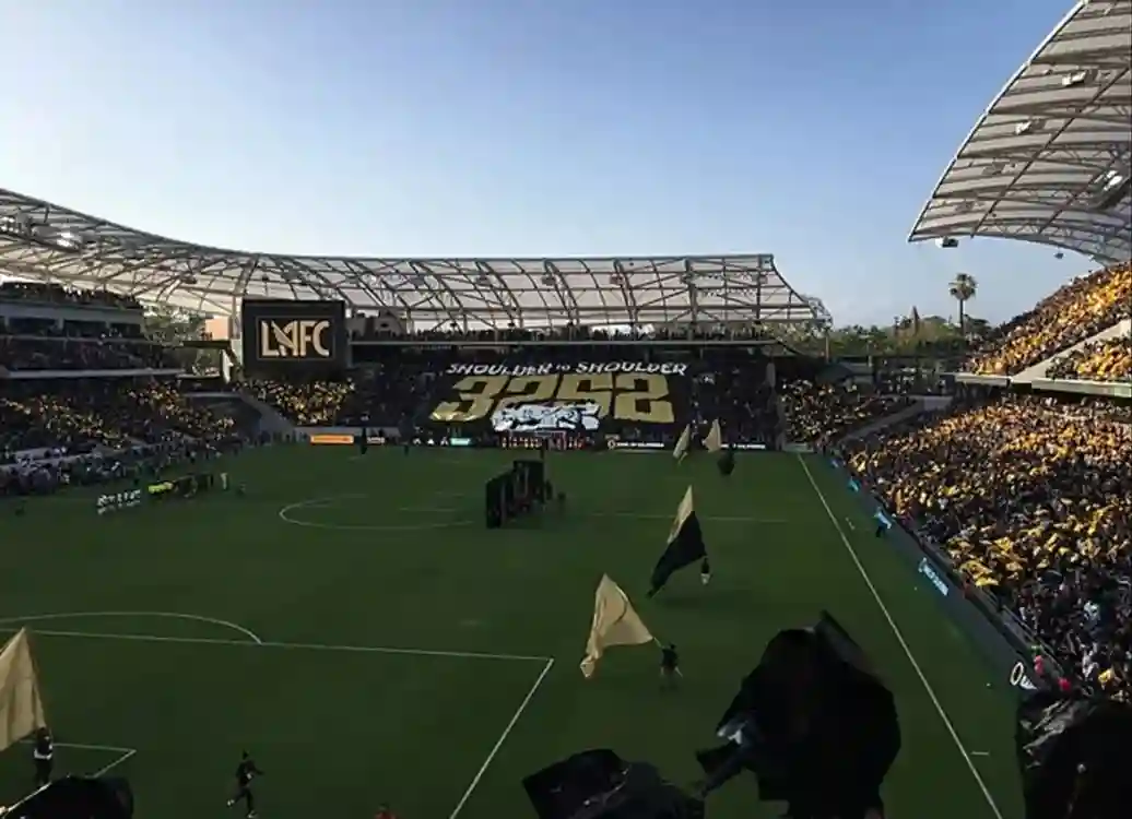 로스앤젤레스 BMO 스타디움에서 열린 LAFC 축구 경기 전경. 관중들이 가득 차 있으며 경기장 스탠드에 3252 배너가 보인다.