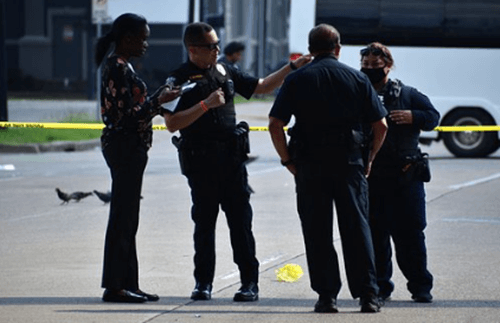 낮에 도로에서 4명의 경찰이 사건을 해결하기 위해 이야기를 나누고 있는 모습입니다.