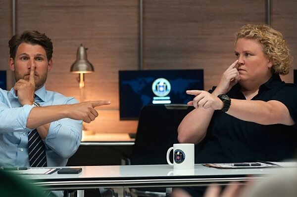 코에-손을-대고-있는-두-사람