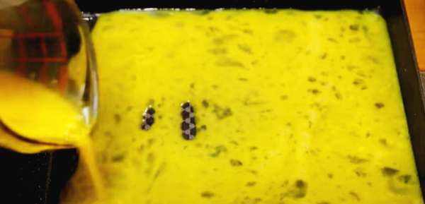 기름을 두른 후라이팬에 계란을 두르고 있습니다