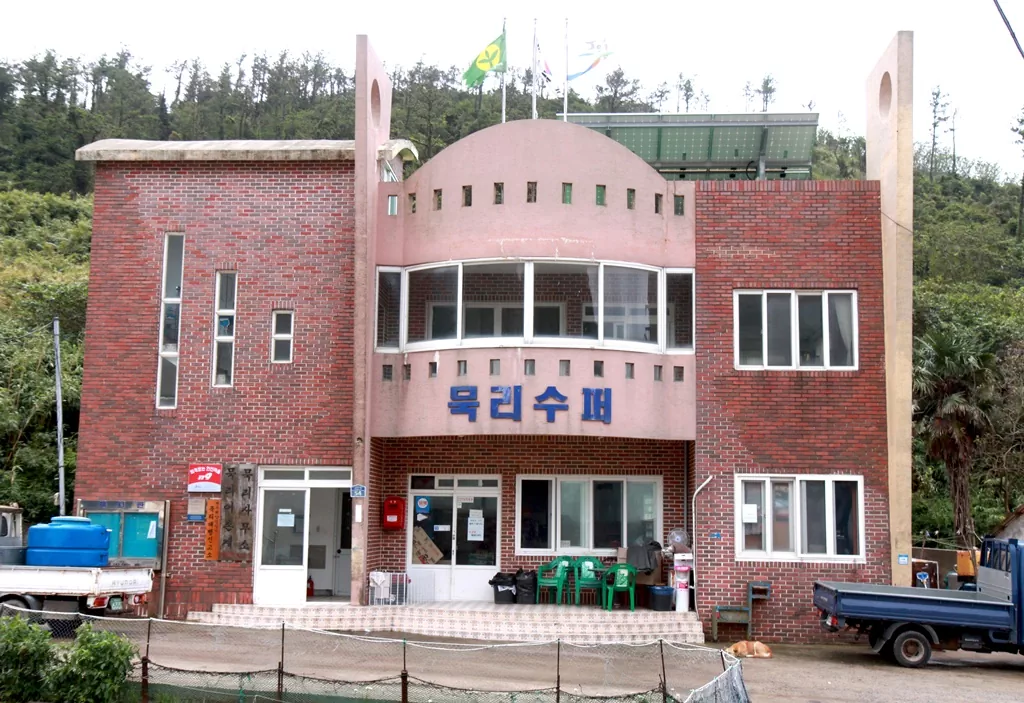 제주 올레길 18-1코스 중간 지점인 묵리 마을의 쉼터, 묵리수퍼의 정겨운 전경.