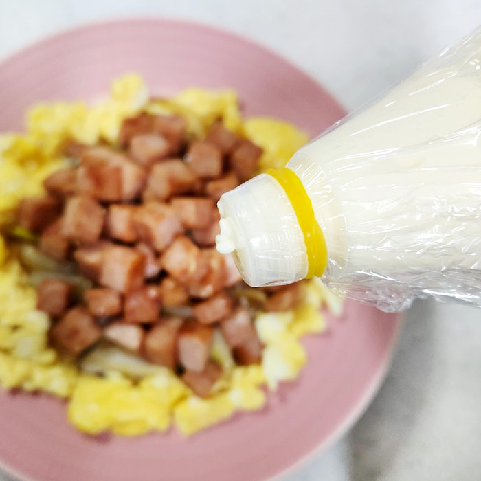 마요네즈에 랩을 감싼다.