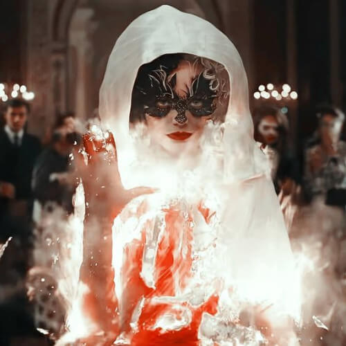 크루엘라가 반짝이는 의상을 입고있는 모습