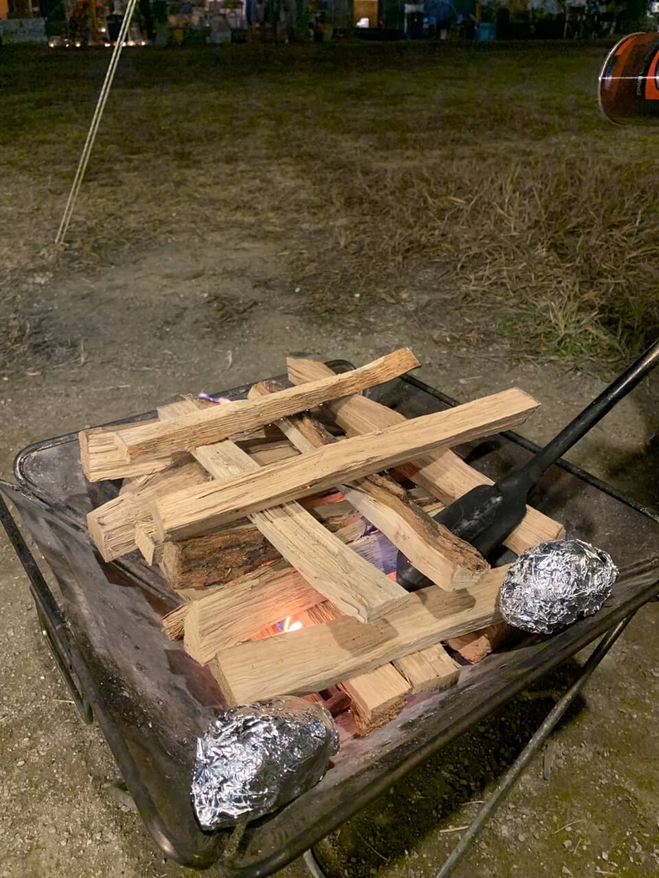 불을 피우려고 마른장작을 쌓아둔 사진