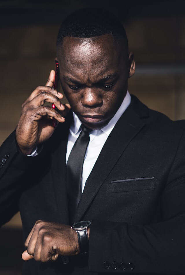 소규모법인설립 대표가 법인 대표가 되고 나서 바뀐 일상과 책임을 감당하는 모습을 보여주는 이미지