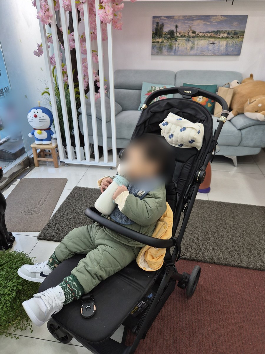 아이가 자란 뒤 외출할 때 탄 유모차예요. 점점 가볍고 간편한 제품을 찾게 되더라고요.