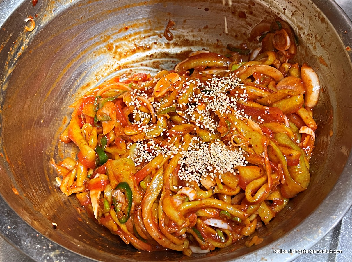 무쳐진 수박 껍질(흰살)에 통깨를 뿌려 놓은 사진