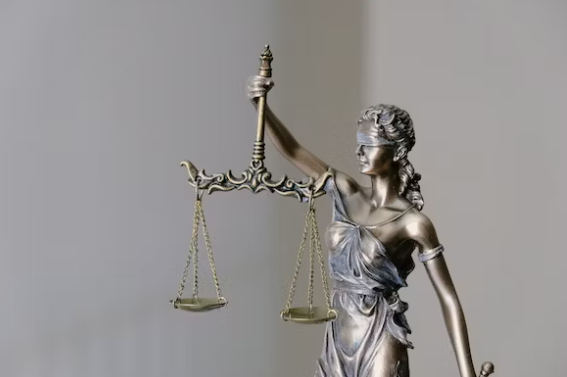 헌법법을-수호하는-자유의-여신상-모형이-전시되어-있다