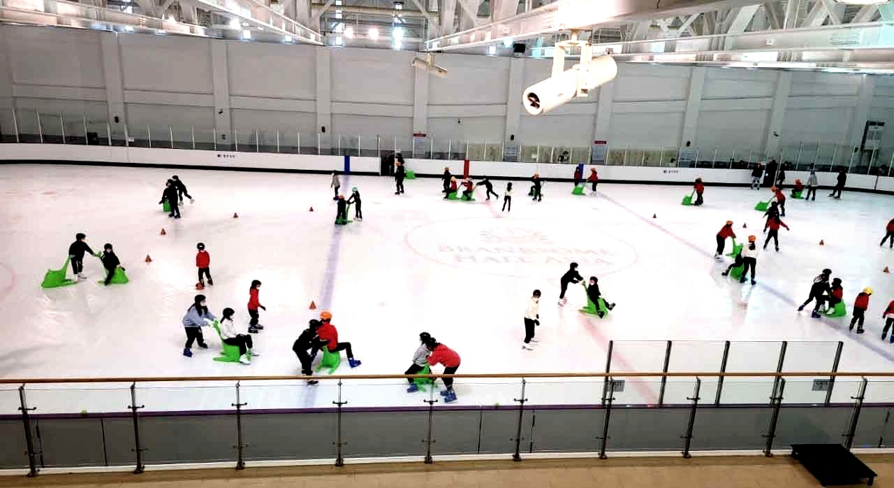 링크 위를 자유롭게 스케이팅 하는 체험객들의 모습이다. [ⓒ네이버플레이스 브랭섬홀 아시아 아이스링크]