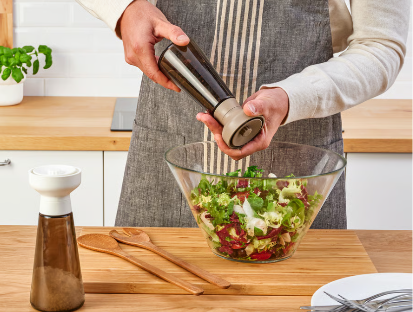 이케아-향신료-분쇄기를-사용하고-있는-앞치마-착용한-사람