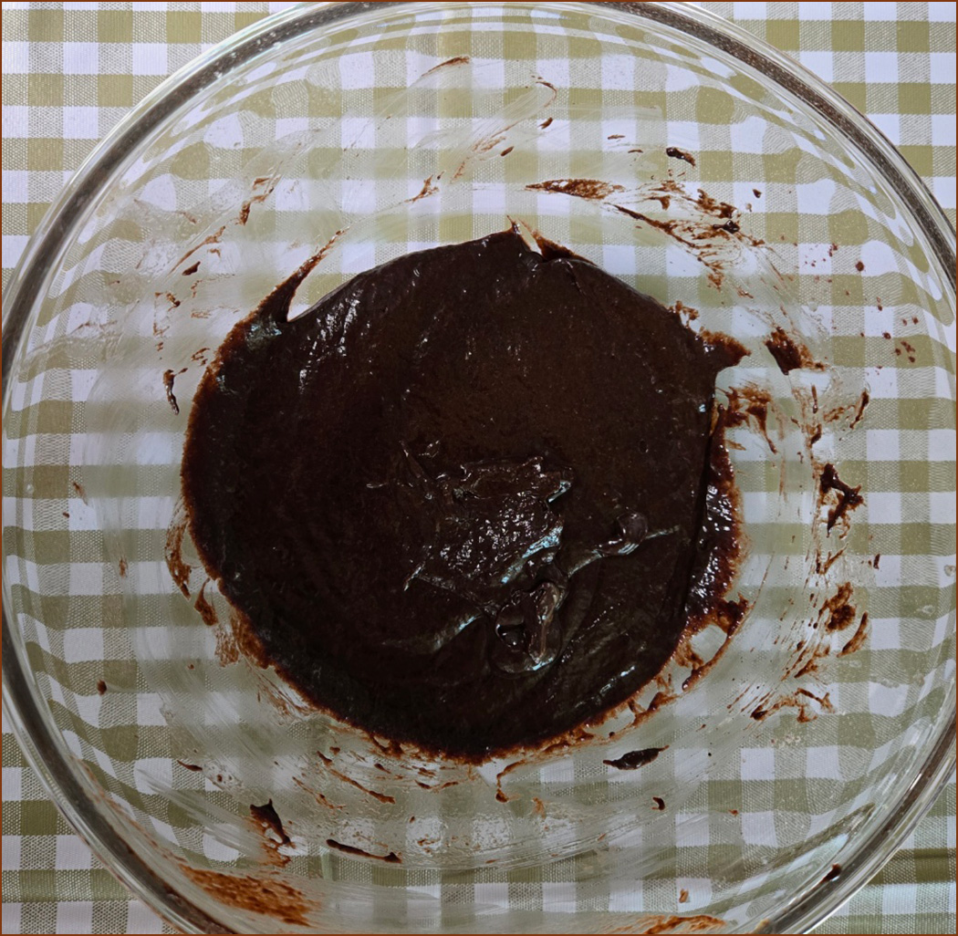 반죽에 중탕한 버터를 섞은 모습의 이미지