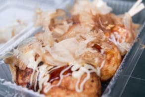 타코야끼가 플라스틱 안에 담겨져 있다.