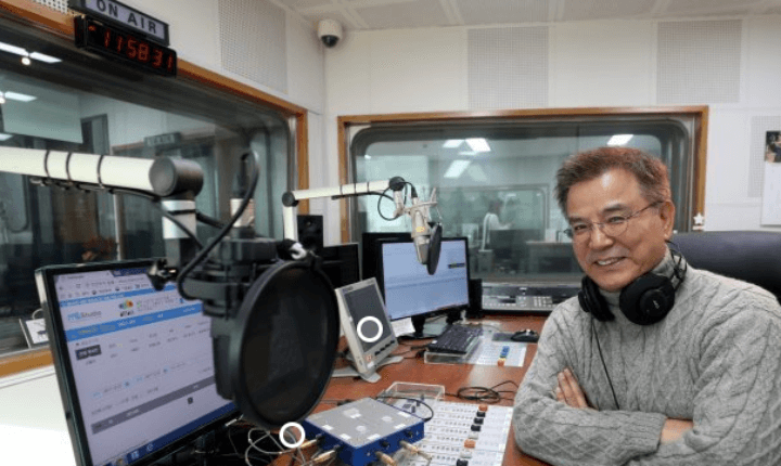 강석우-라디오-진행장면-하차