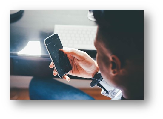 터치스크린 터치가 잘 안돼서 고민한 사람의 모습