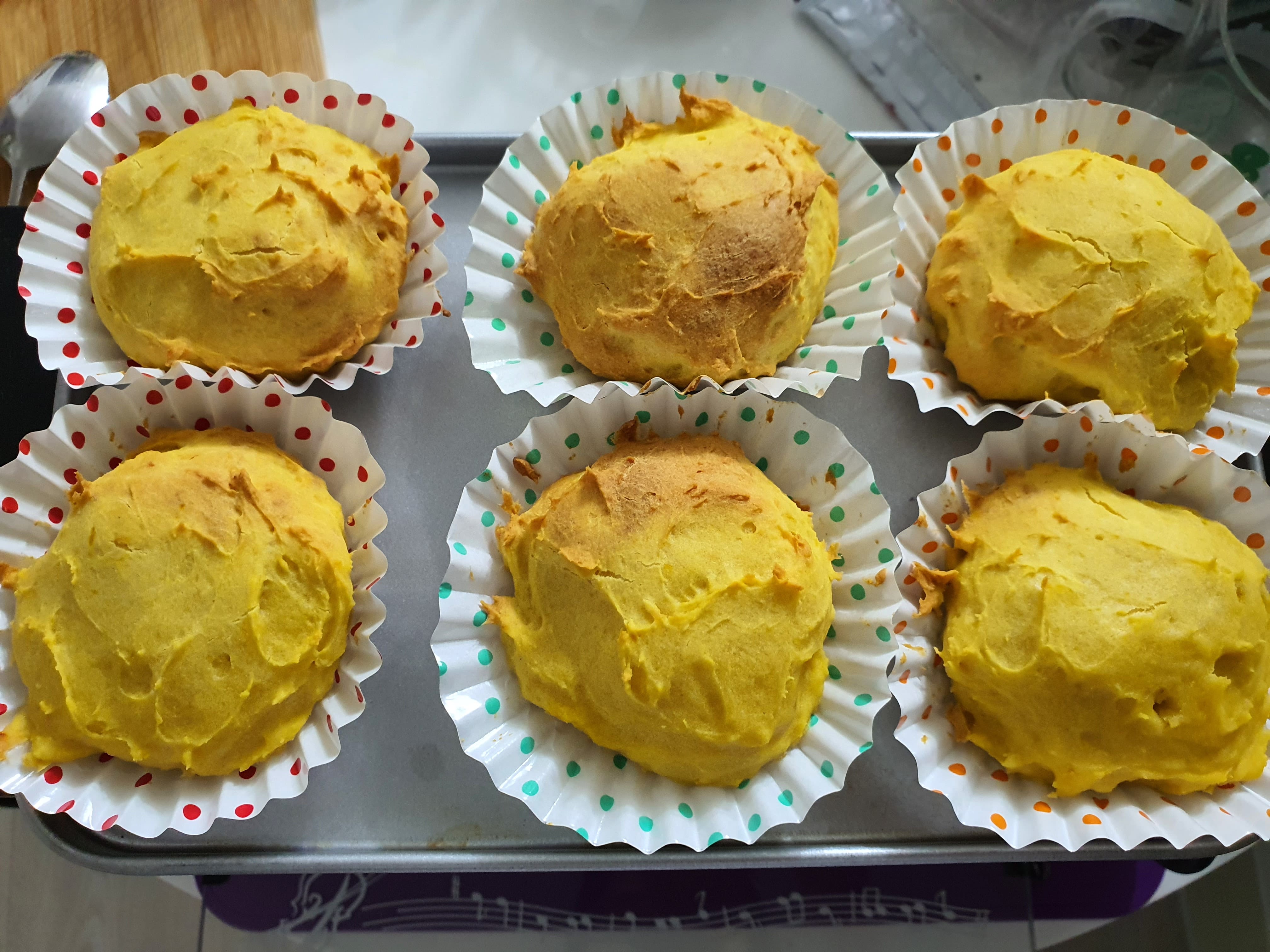 오븐에서 구워 나온 컵케이크