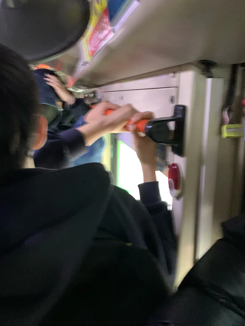 뒷문 열고 달리는 서초구 버스