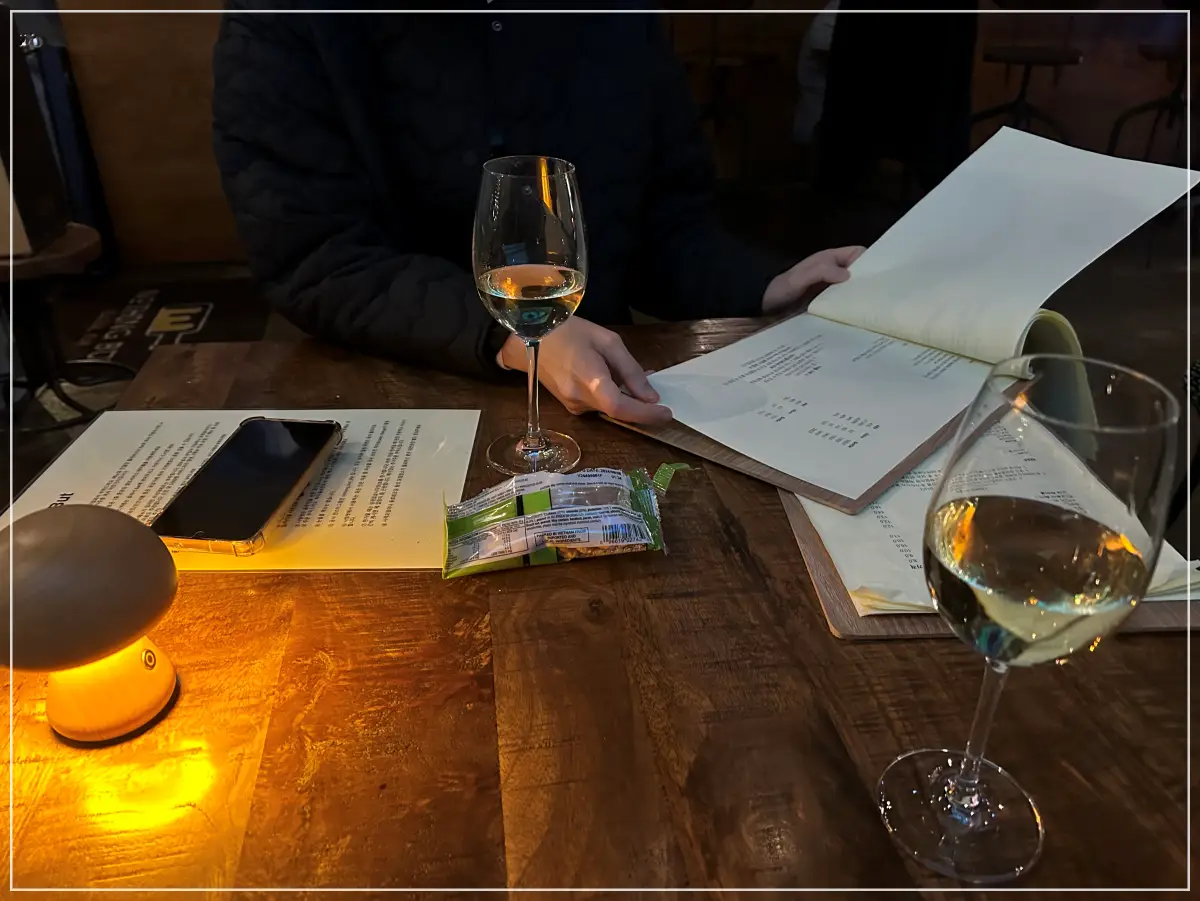 장위동-나씽벗-와인-마시며-메뉴-구독중인-모습