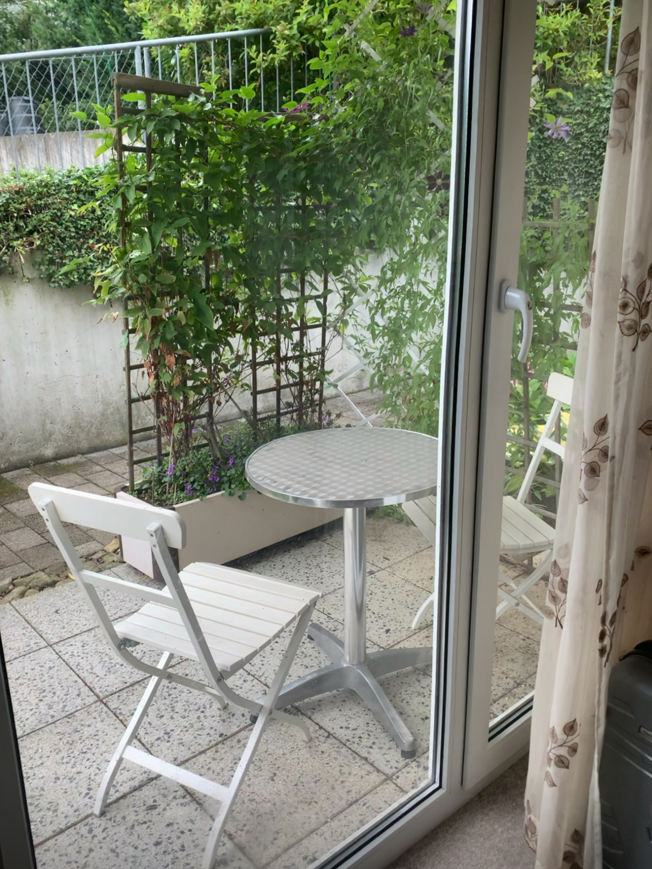 Traveling Kuris 가 묵었던 아파트 베란다