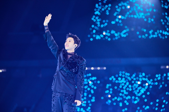 가수 임영웅이 26일 서울 상암 월드컵경기장에서 열린 2024 콘서트 ‘IM HERO - THE STADIUM'에서 무대를 펼치고 있다. [사진=물고기뮤직]