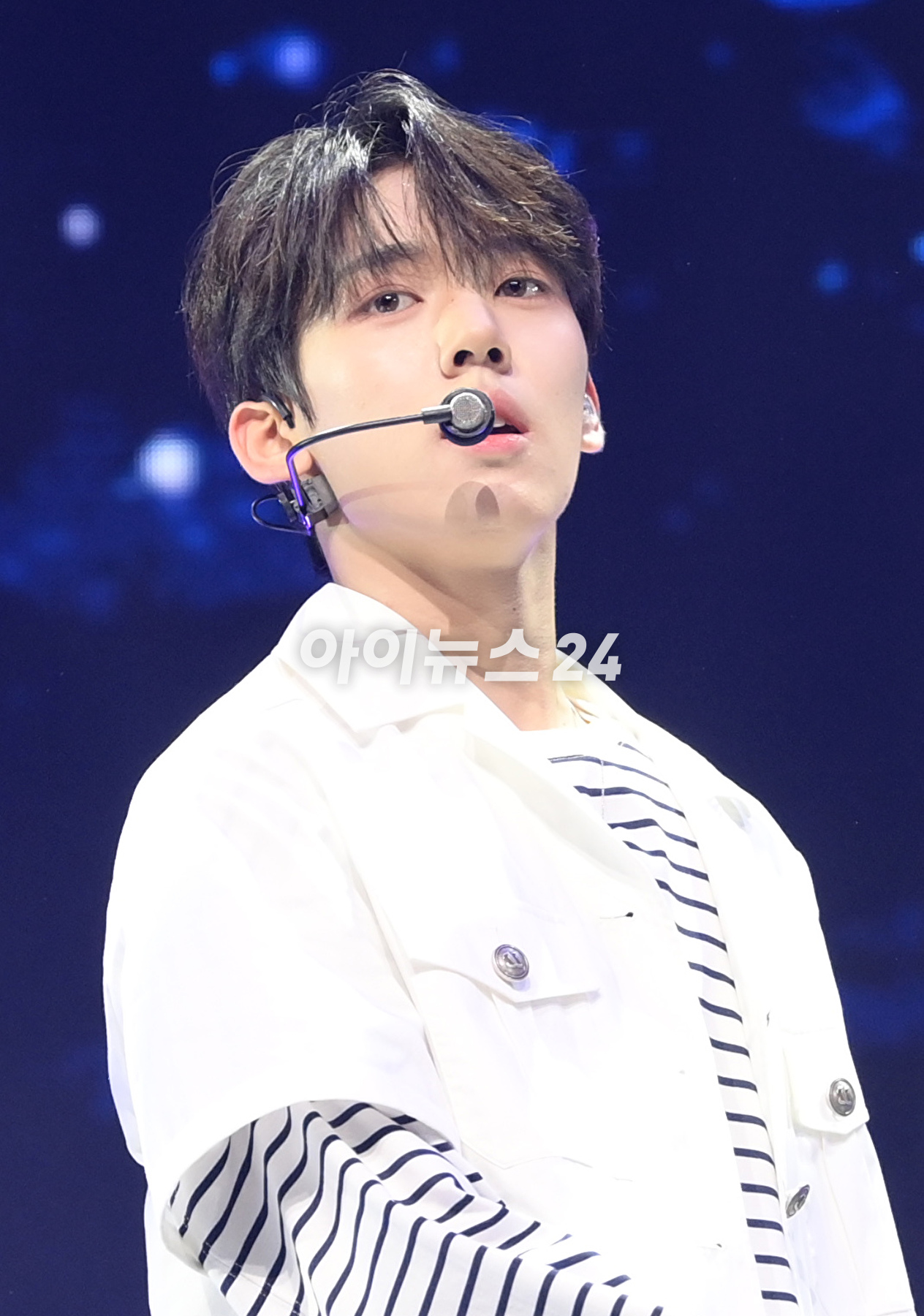 그룹 제로베이스원 한유진이 10일 오후 서울 광진구 광장동 예스24라이브홀에서 열린 제로베이스원(ZEROBASEONE) 데뷔 쇼케이스에서 멋진 무대를 선보이고 있다. [사진=정소희 기자]