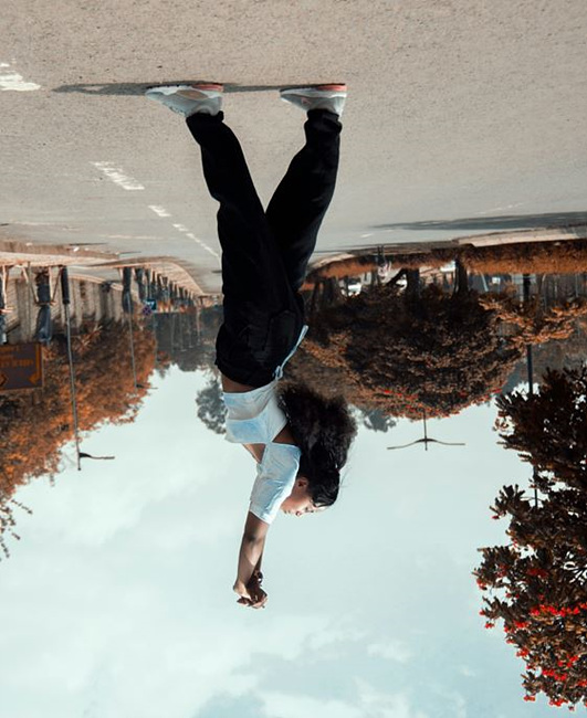 서있는 여자 사진을 거꾸로 올린 사진