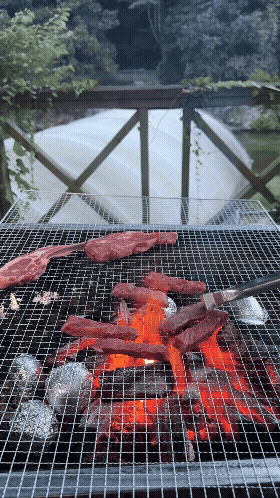 빨갛게 달궈진 숯불 위에서 한우와 양갈비가 동시에 익어가는 모습. 지글거리는 소리가 들리는 듯하다.