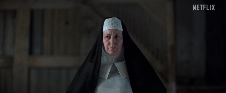 눈치를보고있는수녀님