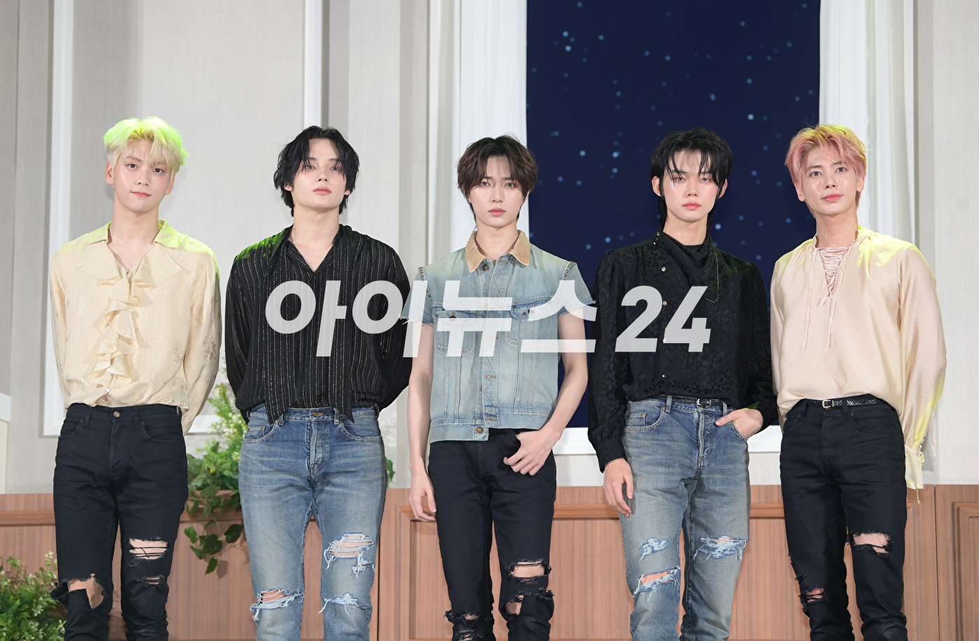 그룹 투모로우바이투게더가 26일 오후 서울 강남구 코엑스 오디토리움에서 열린 투모로우바이투게더(TOMORROW X TOGETHER, TXT) 미니 5집 '이름의 장: TEMPTATION' 발매 쇼케이스에서 타이틀곡 무대를 선보이고 있다. [사진=정소희 기자]