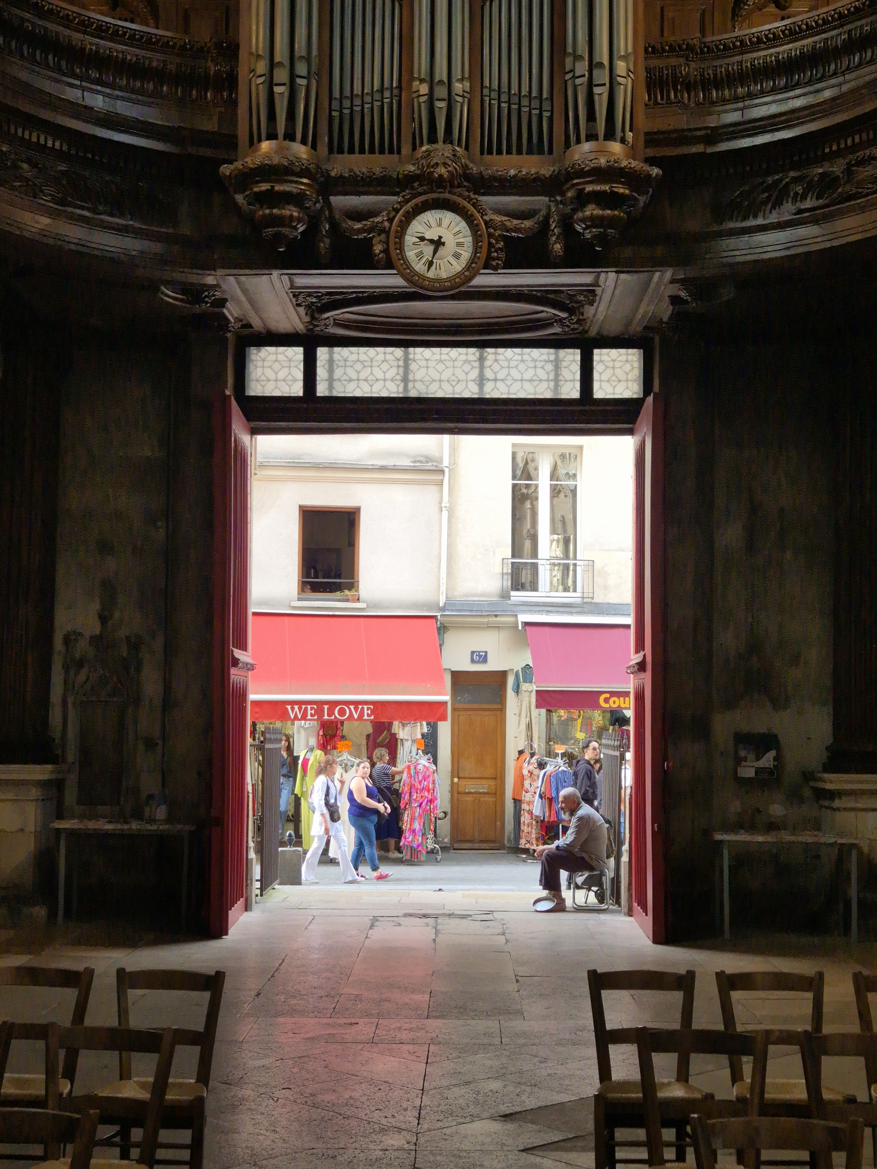 파리 생 메리 성당(Église Saint-Merri)의 고장난 시계와 열린 성당 문 너머로 보이는 거리 풍경