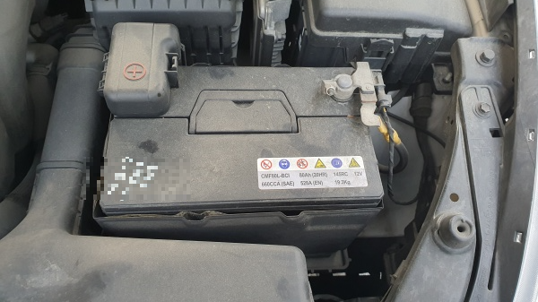 차량에-설치된-차량-배터리