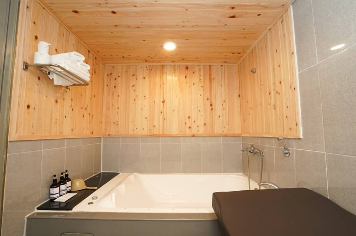 라벤더-온천텔의-월풀-욕조