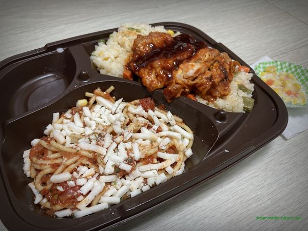 GS25 편의점 바베큐치킨덮밥 & 스파게티 도시락 2022년 5월 포장 반찬 구성(토마토 스파게티, 바베큐 양념 치킨, 옥수수 샐러드, 볶음밥) 데우기 전