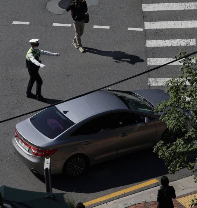 교차로우회전-단속하는-경찰