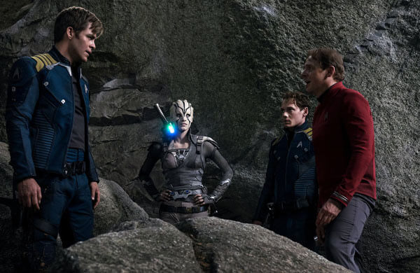 탈출하던 대원들은 스웜쉽 들의 습격으로 은신처로숨어있는모습