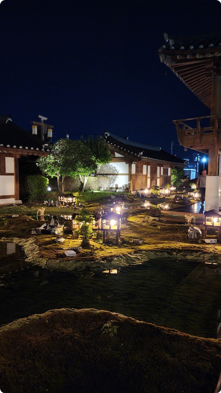 바닥에 불빛이 있는 건물