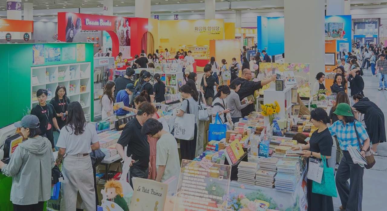 국내외 출판사 부스와 관람객이 붐비는 전시장 내부 전경. [ⓒ인스타그램 sibf_official]