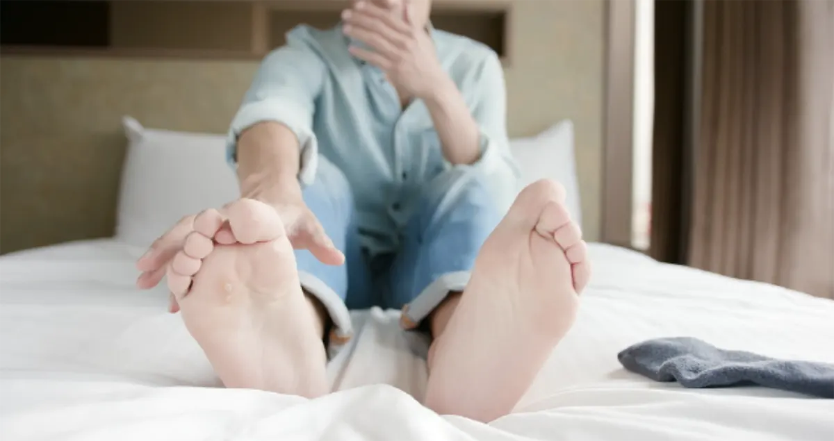 침대위-남자-발-가려움