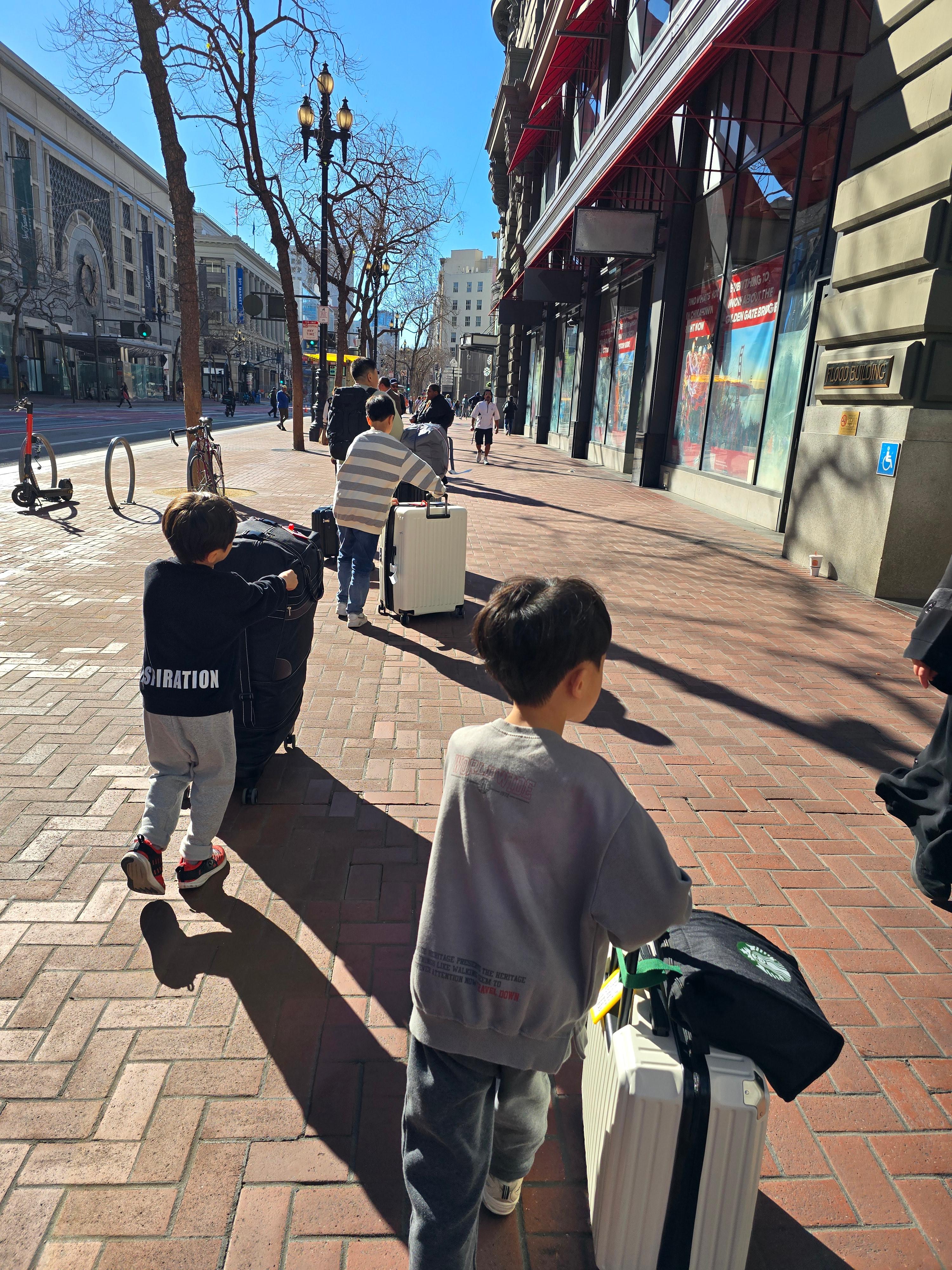 1인당 1~2개 이상 캐리어를 끌며 샌프란시스코 역에서 내려 호텔로 가고 있는 모습