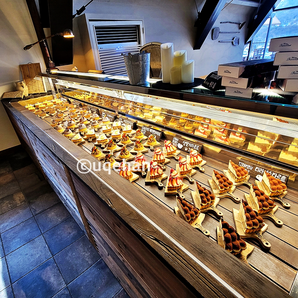  카페럿지 1층에 베이커리 빵류가 진열되어 있다. 