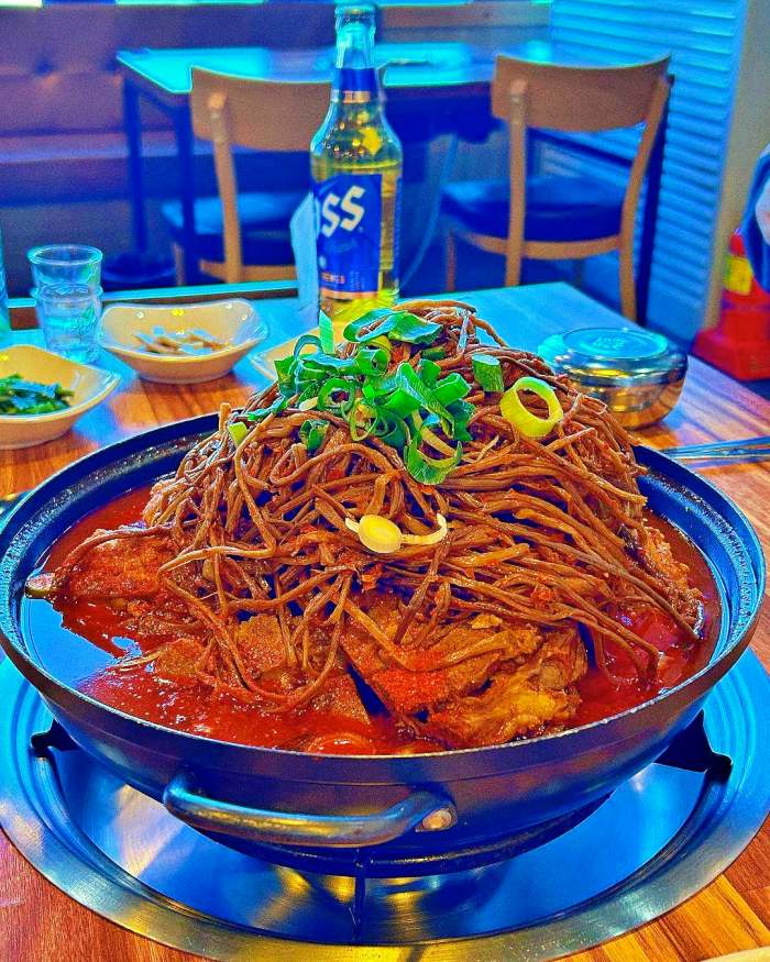 감자탕을 덮은 산더미 고구마순 고구마순 감자탕 광주 맛집 추천 생방송투데이 먹킷리스트