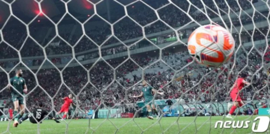 황의조가 골을 넣고 기뻐하는 모습