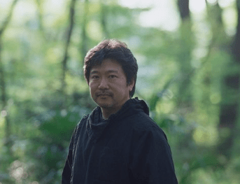 고레에다 히로카즈 감독이 산속에서 자신을 촬영한 모습