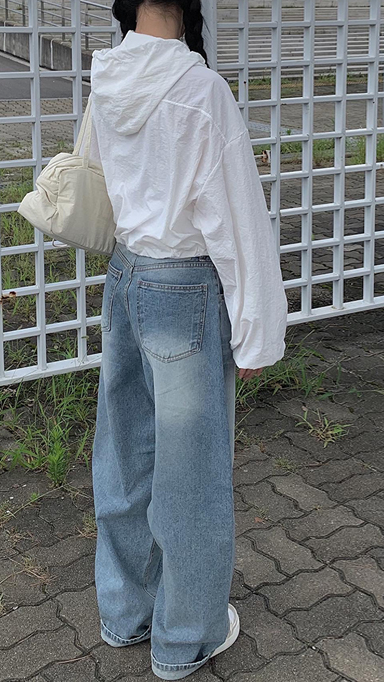 데님은 면(cotton)으로 제작된 직물로, 질기고 내구성이 뛰어난 것이 특징입니다.